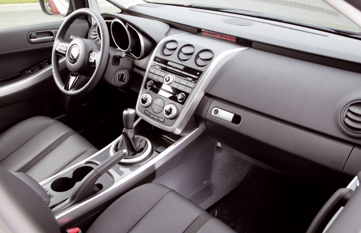Интерьер кроссовера Mazda CX-7, 2006–2009