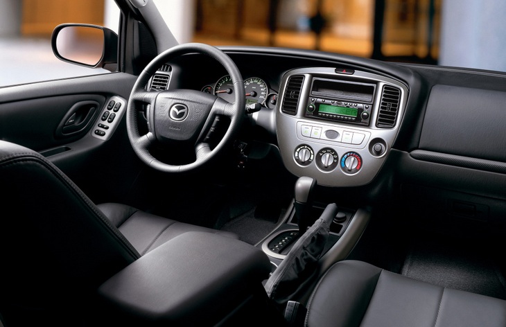 Интерьер внедорожника Mazda Tribute первого поколения после рестайлинга, 2004–2007