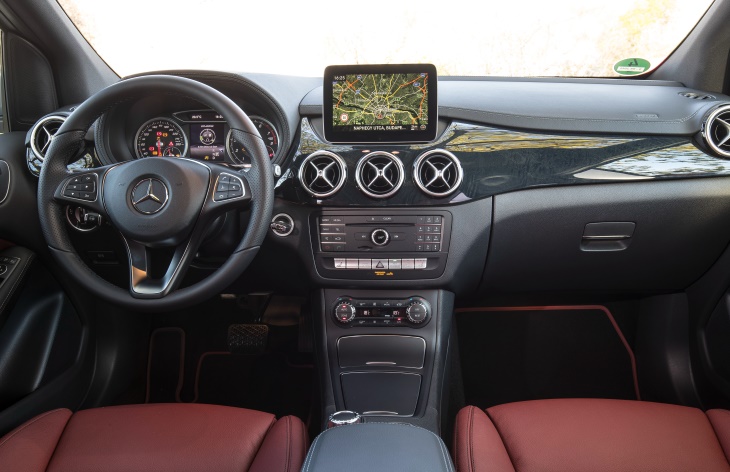 Интерьер компактвэна Mercedes-Benz B-класса второго поколения (W246) после рестайлинга