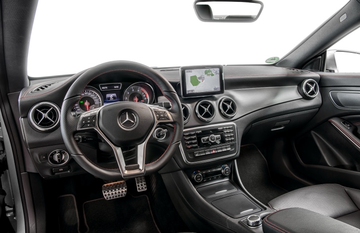 Интерьер седана Mercedes-Benz CLA первого поколения