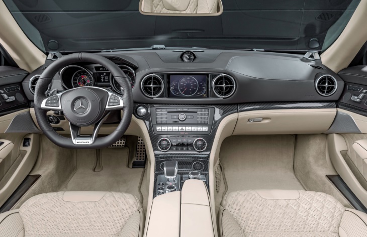 Интерьер родстера Mercedes-Benz SL