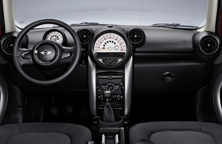 Интерьер кроссовера Mini Countryman первого поколения, 2010–2014