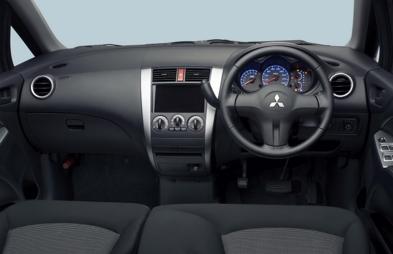 Салон хэтчбека Mitsubishi Colt