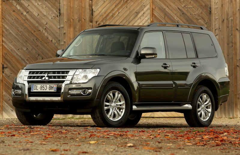Интерьер внедорожника Mitsubishi Pajero четвёртого поколения после рестайлинга 2014 года