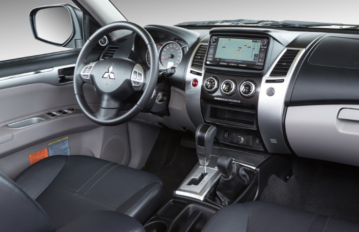 Интерьер внедорожника Mitsubishi Pajero Sport второго поколения