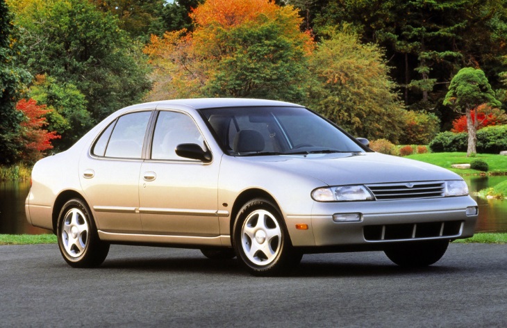 Седан Nissan Altima первого поколения