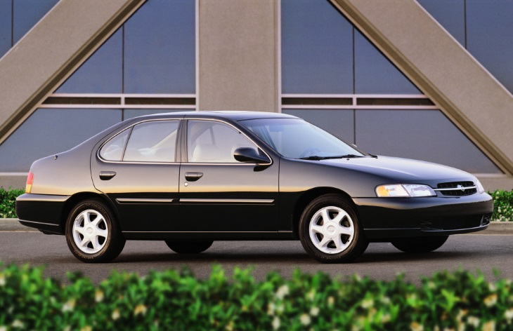 Седан Nissan Altima второго поколения