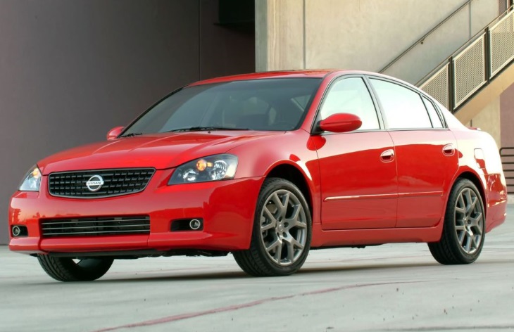 Седан Nissan Altima третьего поколения