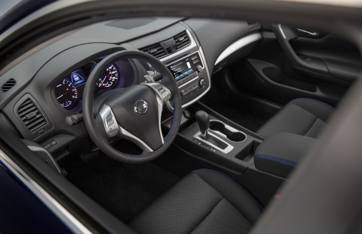 Интерьер седана Nissan Altima