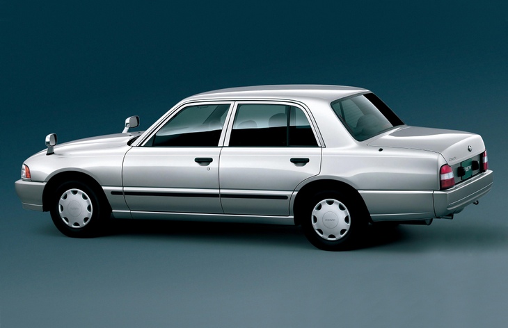 Седан Nissan Crew, 1993–2009