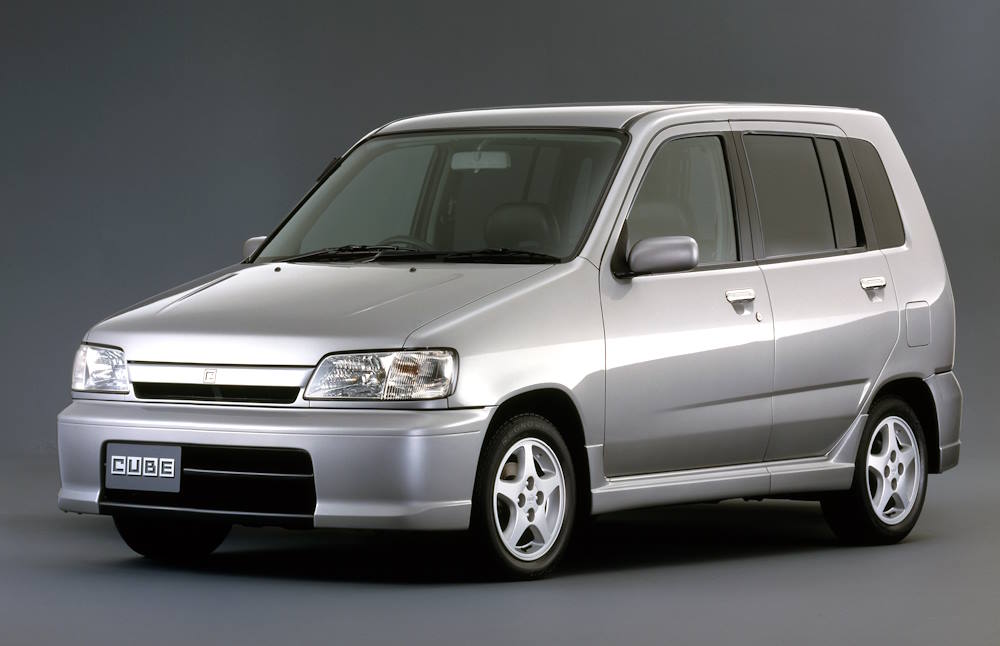 Хэтчбек Nissan Cube первого поколения