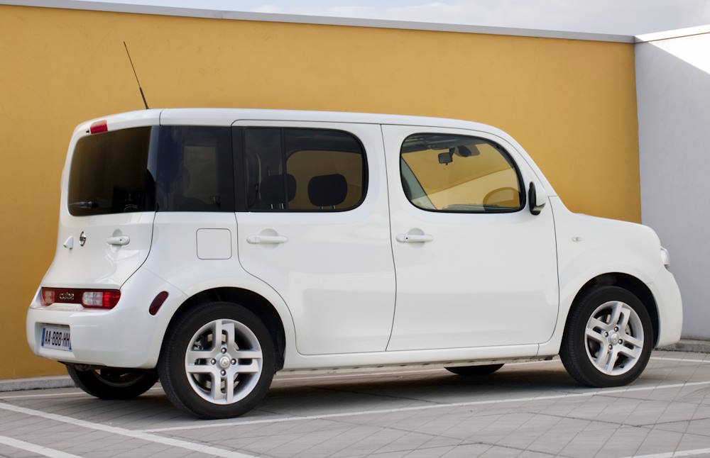 Хэтчбек Nissan Cube третьего поколения