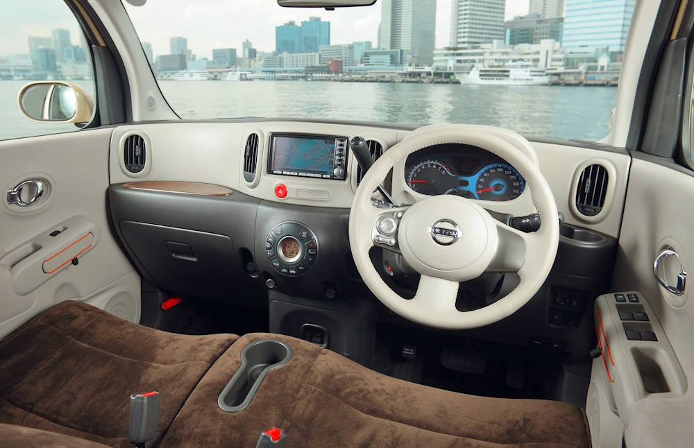 Салон хэтчбека Nissan Cube третьего поколения