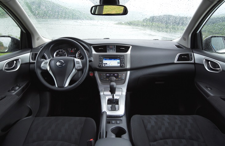 Интерьер хэтчбека Nissan Tiida второго поколения (версия для российского рынка)