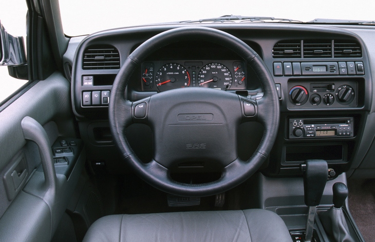Интерьер внедорожника Opel Monterey