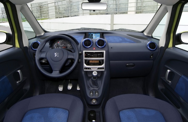 Интерьер хэтчбека Peugeot 1007, 2005–2009
