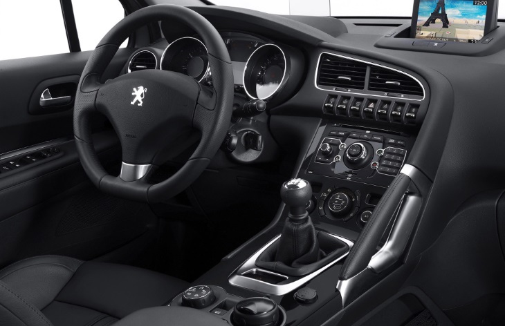 Интерьер компактвэна Peugeot 3008 первого поколения