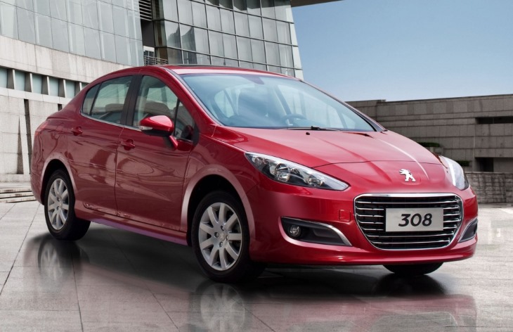 Седан Peugeot 308 первого поколения