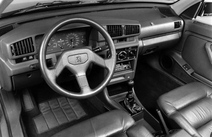 Интерьер автомобиля Peugeot 405