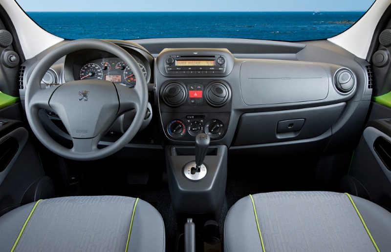 Интерьер автомобиля Peugeot Bipper