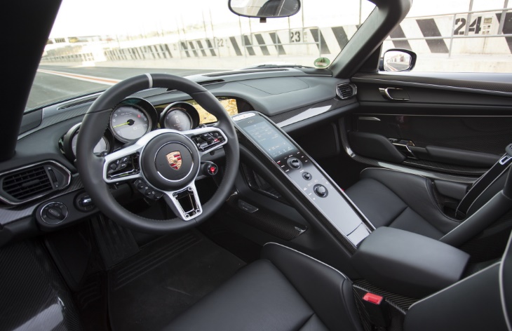 Интерьер родстера Porsche 918 Spyder