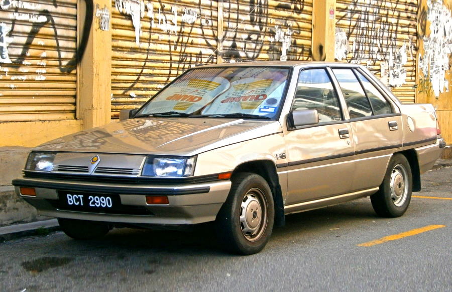 Седан Proton Saga первого поколения
