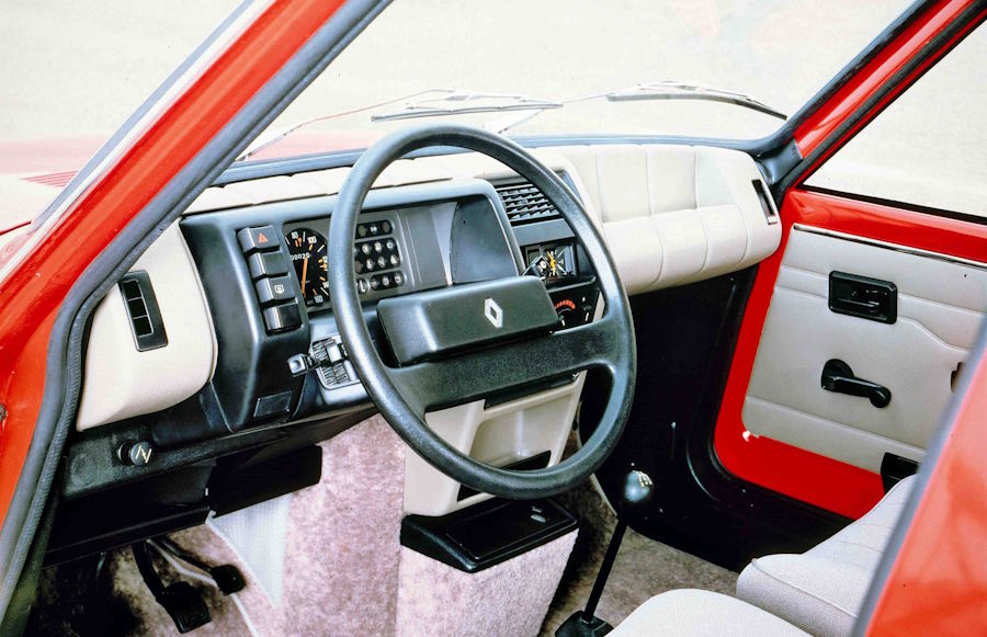 Салон хэтчбека Renault 5 первого поколения