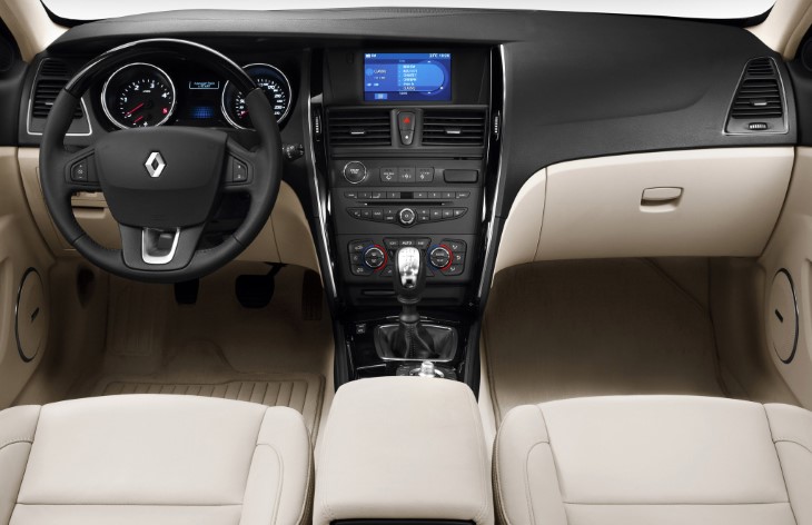 Интерьер седана Renault Latitude