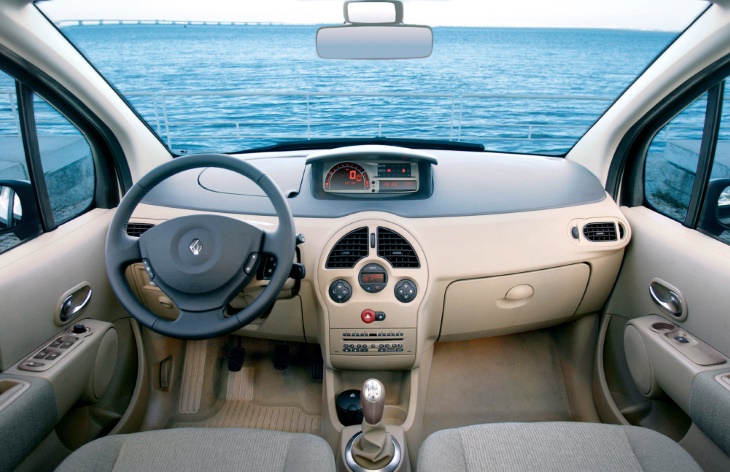 Интерьер хэтчбека Renault Modus