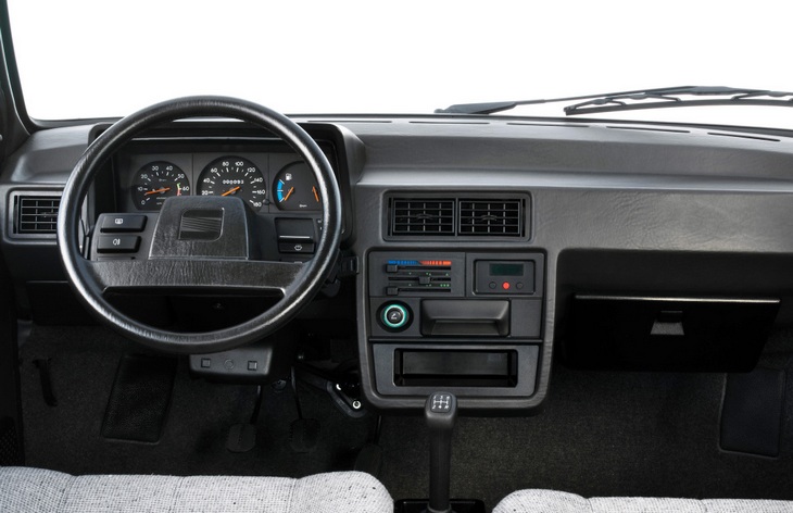 Интерьер хэтчбека Seat Ibiza первого поколения, 1984-1993