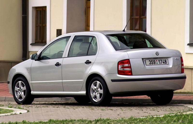 Седан Skoda Fabia первого поколения