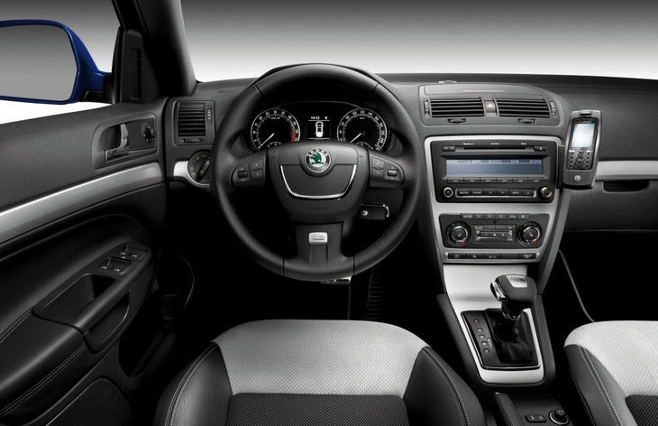 Интерьер автомобиля Skoda Octavia третьего поколения после рестайлинга, 2008–2013