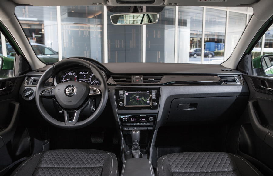 Салон лифтбека Skoda Rapid