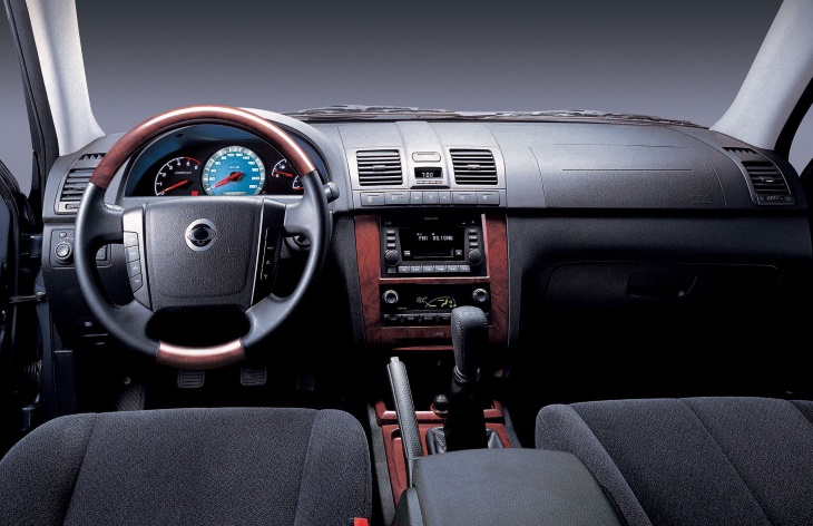 Интерьер внедорожника SsangYong Rexton первого поколения, 2001 год