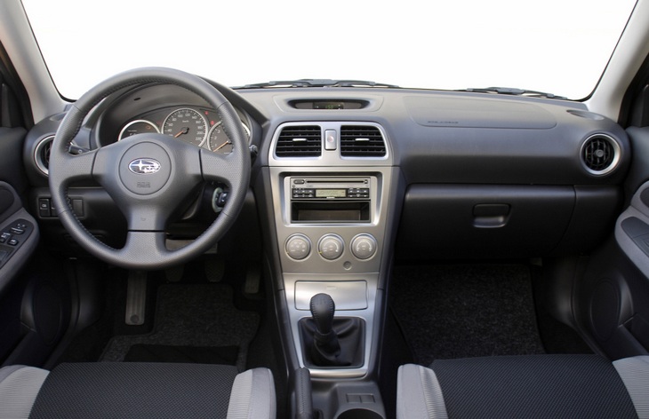 Интерьер седана Subaru Impreza второго поколения после рестайлинга 2005 года