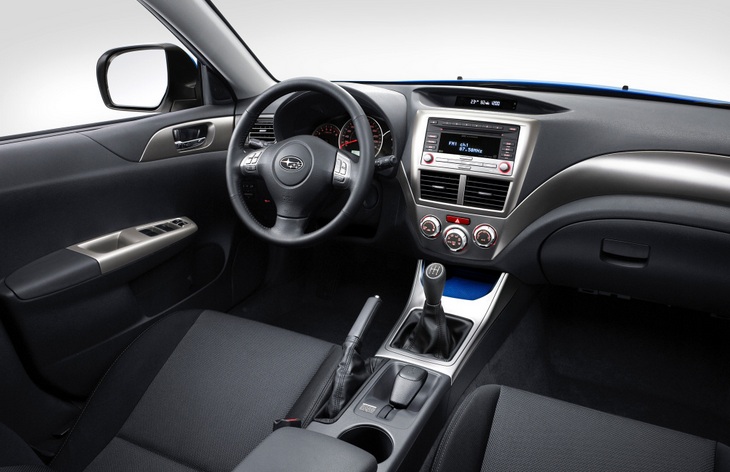 Интерьер автомобиля Subaru Impreza третьего поколения