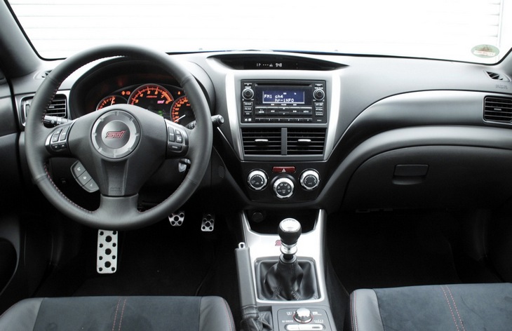 Интерьер автомобиля Suabru Impreza WRX STI