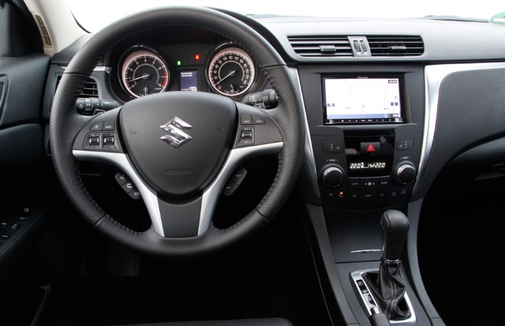 Интерьер седана Suzuki Kizashi, 2010-2014