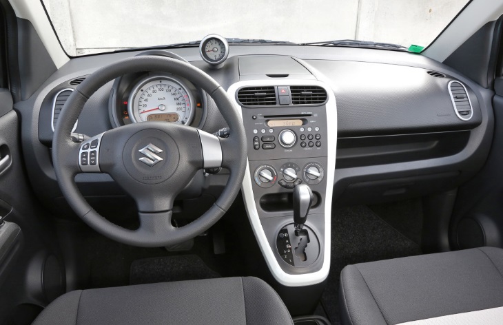 Интерьер хэтчбека Suzuki Splash, 2008-2014