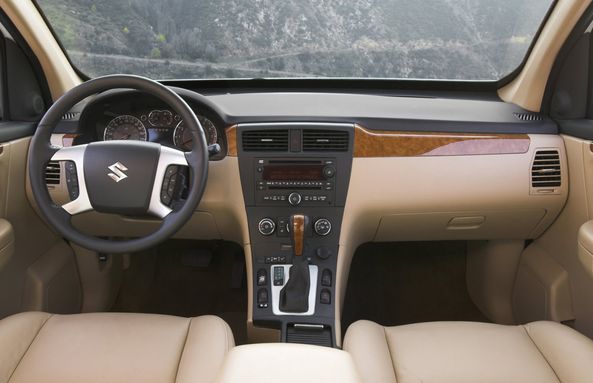 Салон кроссовера Suzuki XL7