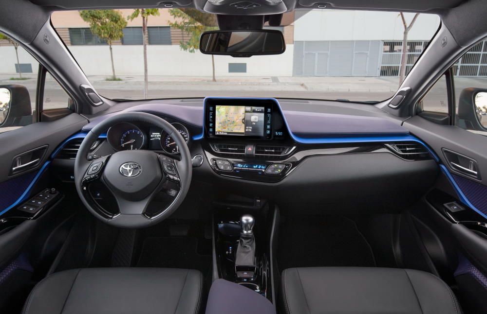 Салон кроссовера Toyota C-HR первого поколения