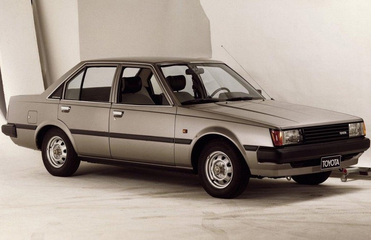 Седан Toyota Carina третьего поколения (1981-1984)