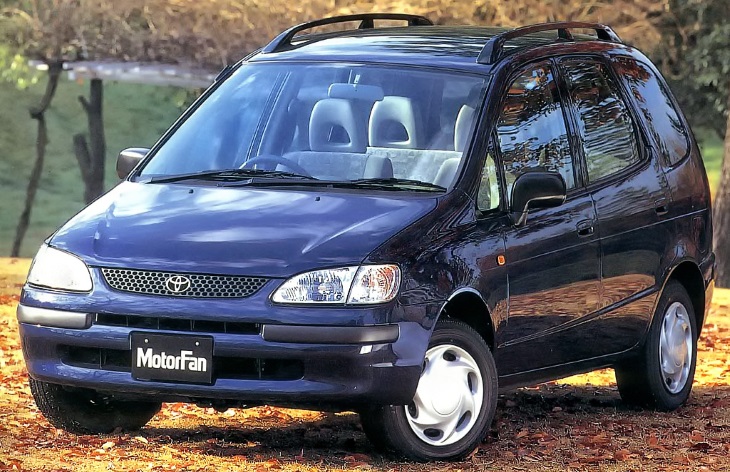Минивэн Toyota Corolla Spacio первого поколения