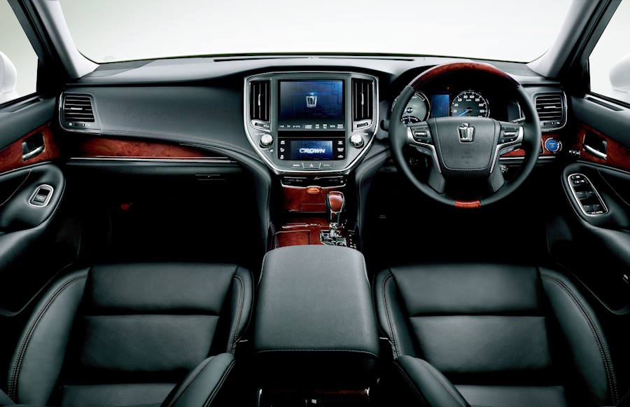 Салон седана Toyota Crown Majesta шестого поколения