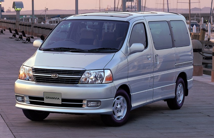 Минивэн Toyota Toyota Granvia после рестайлинга, 1999–2002