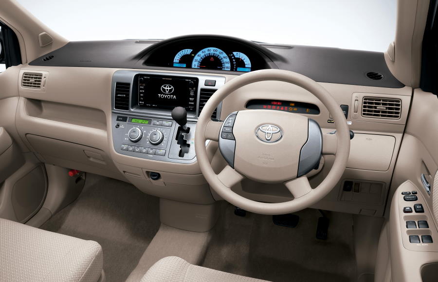 Салон минивэна Toyota Raum второго поколения