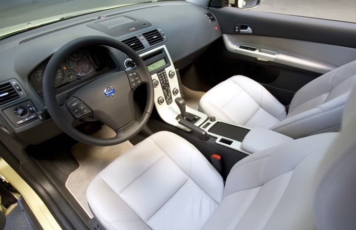 Интерьер хэтчбека Volvo C30, 2006–2009