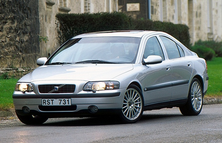 Седан Volvo S60 первого поколения (2000-2009)