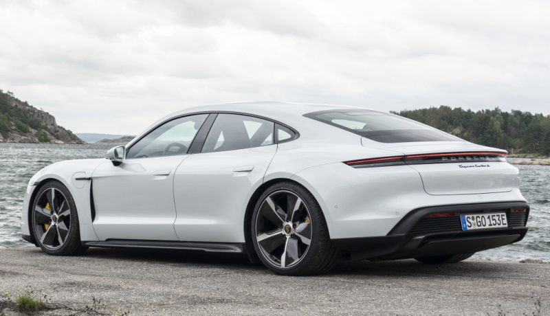 Porsche Taycan � ��� ������� ������������� ����� ������ 4,96 �����