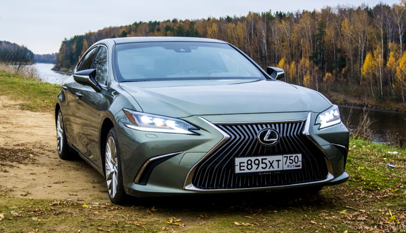 Тест-драйв седана Lexus ES: стоит ли он переплаты 1,5 млн по сравнению с «Камри»?